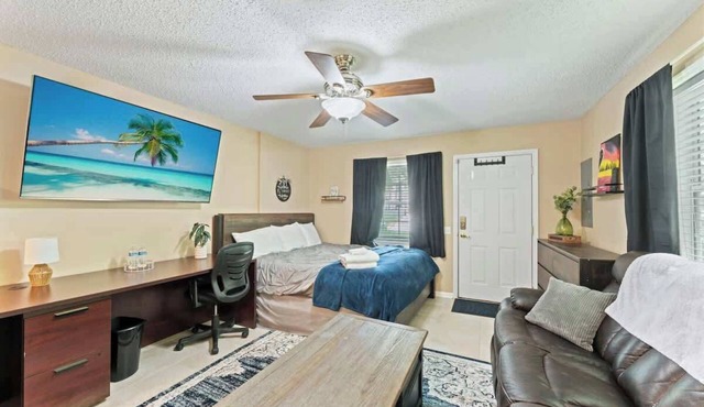 "Mid-Century Studio" Kitchenette, Wi-Fi