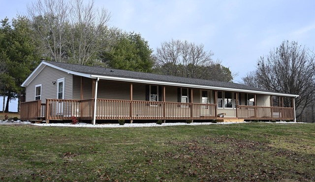 Minutes from Lake |Fire Pit | Like-New 3BR Retreat