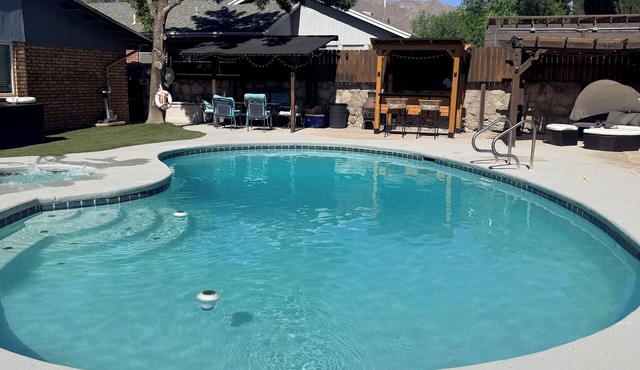 Modern 5-bedroom house in the Westside with a heated pool & Game room. Sleeps 12
