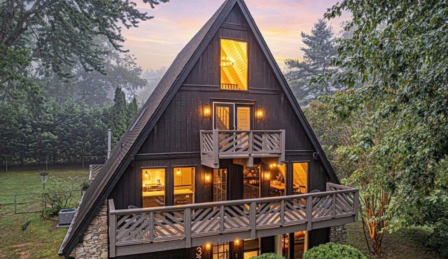 Modern A-Frame, Hot Tub, EV, 10 Guests, Dual King, 8 Mins from Downtown Hendersonville