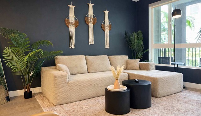 Modern Apartment 10 Min to Disneyland w/Pool & GYM