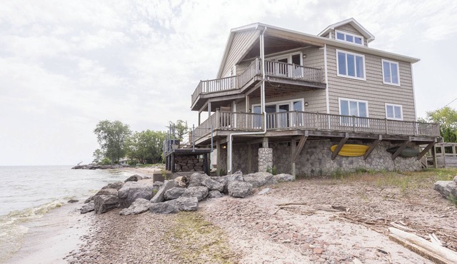 Modern beach front house on Lake Ontario, 2-bedroom, AC & WiFi in lovely Hilton.