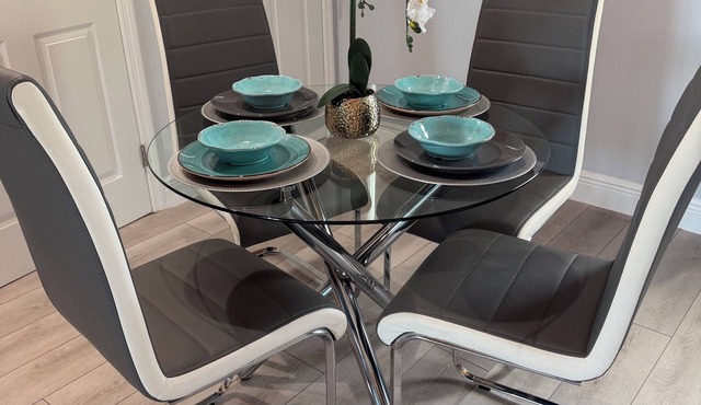 Modern Beach house 2 minutes walking distance to Pine Island