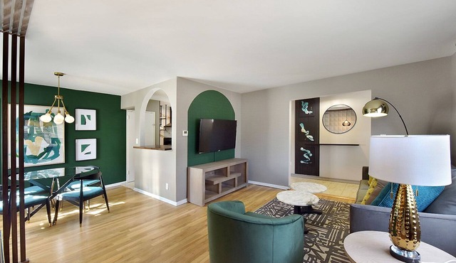 Modern, cozy home -15 mins away from the airport, Entire FIRST floor of home.