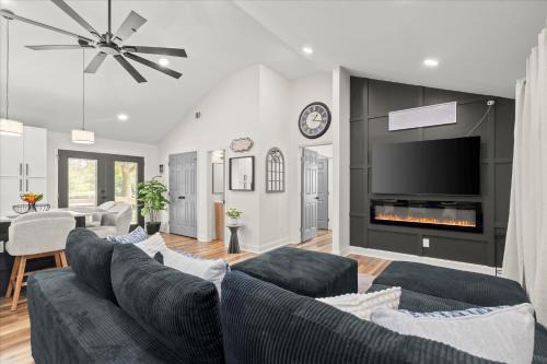 Modern Decatur Compound - 2 Luxury Homes! Sleeps 12