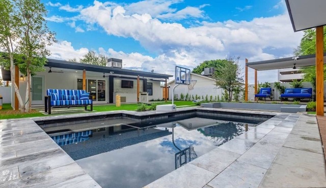 Modern dwn twn 3BR/3BR W/pool & spa