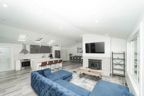 Modern home with a private Heated pool and jacuzzi in Hamden