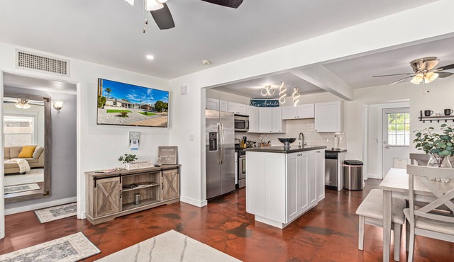 MODERN LIVING! CAMELBACK EAST-BILTMORE HOME