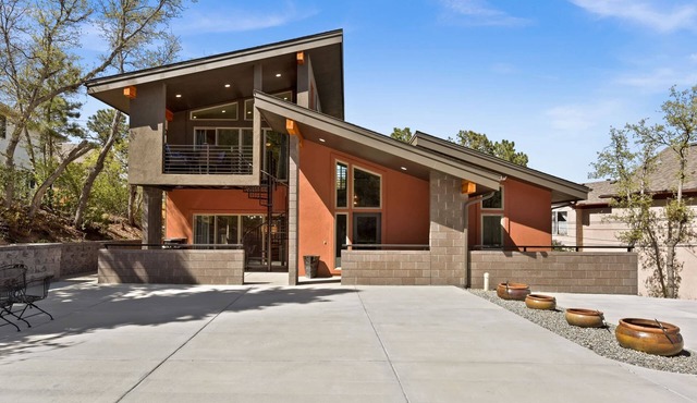 Modern Mountain Escape - HotTub near Broadmoor+Zoo