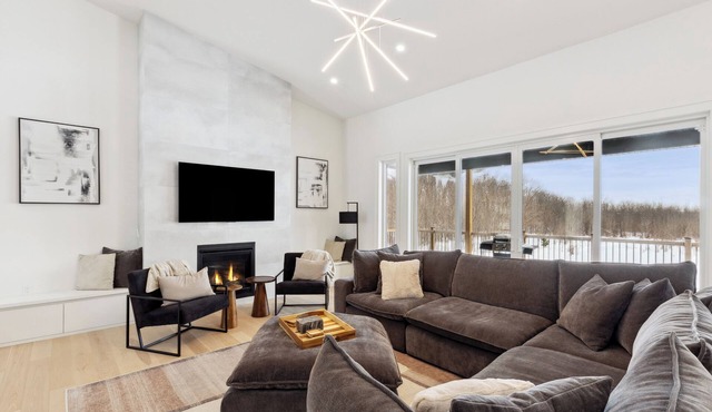 Modern & Spacious Cobble Beach Golf Retreat in Kemble