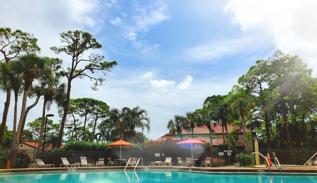 Modern, Spacious Villa close to #1 Siesta Key Beach! FreeWiFi, Updated ,Hot tub