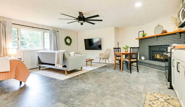 Modern Studio < 13 Mi to Saratoga Racetrack!