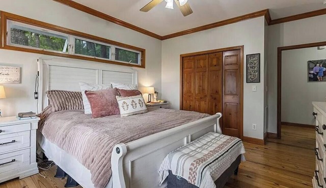 Mountain-top retreat with breathtaking mountain & valley views. Pet Friendly.Dec