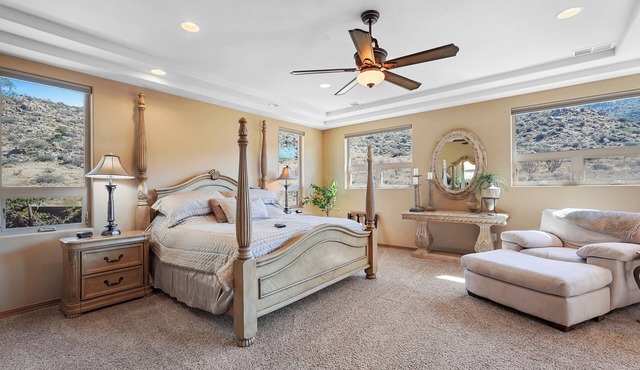 Mountain Views, Backyard Trail Access, 3 King Beds