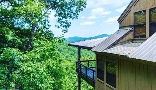 Mountain Views, Peaceful Waterfall 3 King Bedrooms