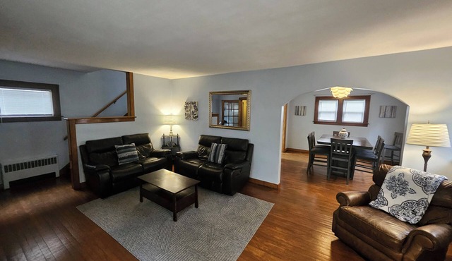 MSU 10 min away! LONG TERM renters welcome! Pet & family friendly