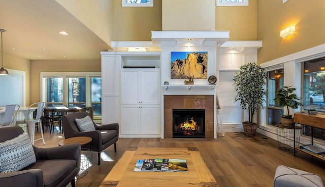 Mt. Bachelor Village Retreat W/Pool & Hot Tub