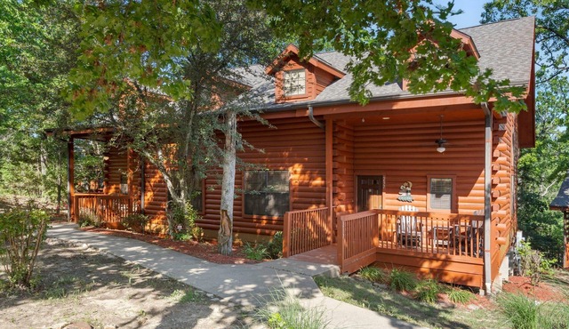 Multi-Unit Walk-in Cedar Log Cabin - Just off of Branson's 76 Country Blvd! Golf &Ticket Deals