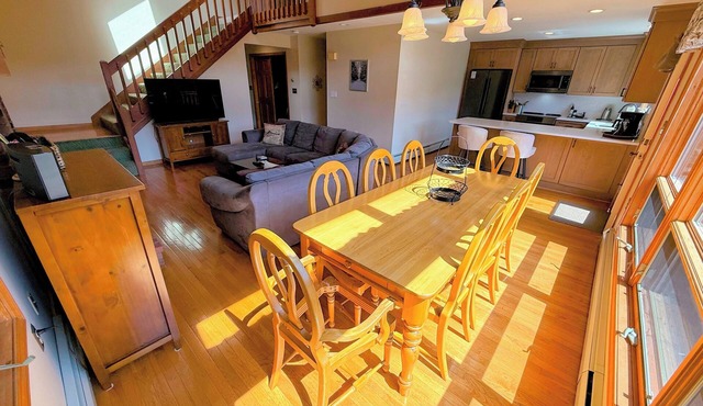 MWP66 End Unit with Gorgeous Mountain Views, Pool Table, Pool/Gym Passes!