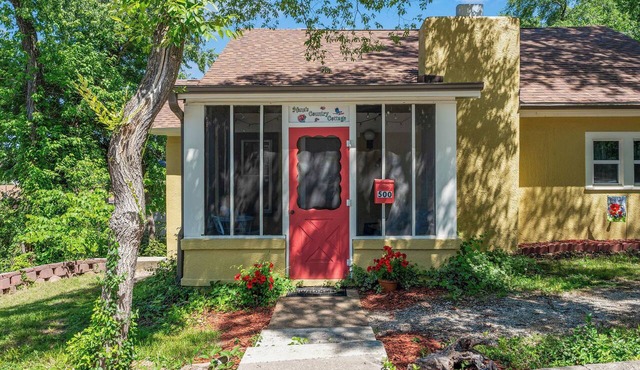 Nana's Cottage! Downtown Branson! Walk to Landing! Pet-friendly! Vintage vibe!