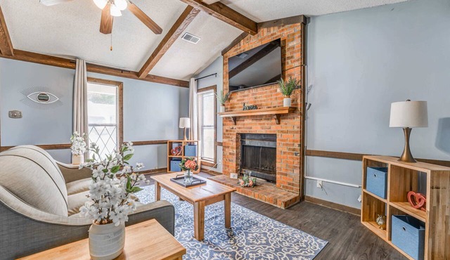 Near Dining & MEM - Hickory Hill Home