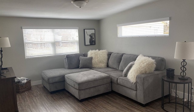 NEW! Charming Cottage on Elmhurst Drive Ne. Close to Mt. Mercy and Coe College. in Cedar Rapids