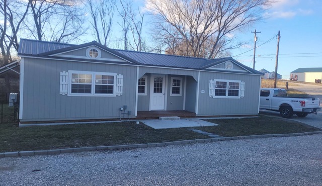 New charming Tiny Home near Bethalto with fenced yard