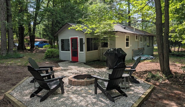 NEW! Jack-in-the-Pulpit - Cute and Cozy Cabin with Woodsy Nature Vibes! Includes Firepit Area, Grill, and Window A/C Unit! Perfect Getaway Location for Family and Friends!