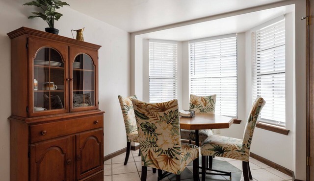 New King Bed in spacious Ridge Manor Villa with BBQ, Screened Lanai, and Views