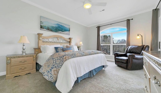 NEW LISTING Delightful 3-bedroom condo in Lake Toxaway with stunning views