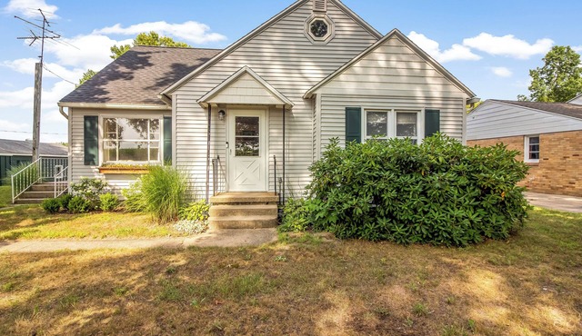 New Listing! Stylish Country Escape in Fennville