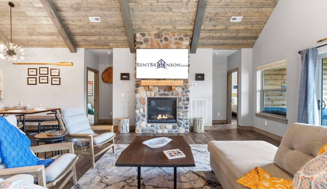 New Log Cabin with Ozark Views, Free Daily Local Attraction Tickets & Community Amenities