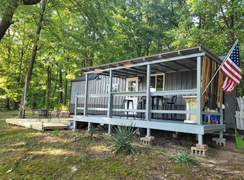 New! Robin's Nest - Cute Lakefront Tiny House!