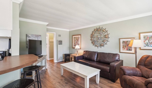New! Steps to the Beach! Full 1 bed Condo