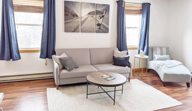 *NEW - Trillium Nest - Private and Quiet 2BR 1 Bath with parking garage