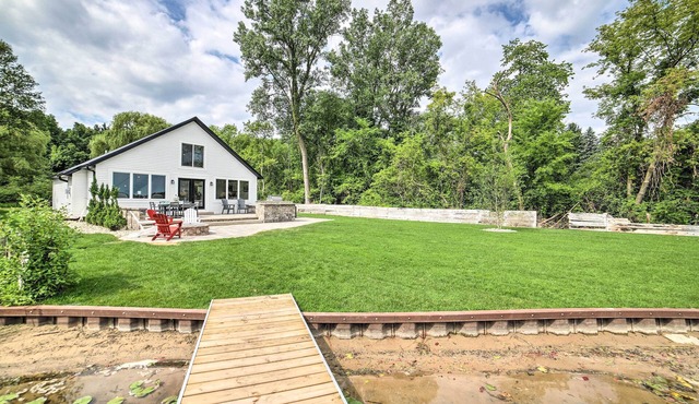 Newly Built Gilletts Lake Gem: Dock & Hot Tub