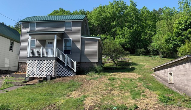 Newly remodeled cozy 3BR/1BA home on a hill, minutes from town.