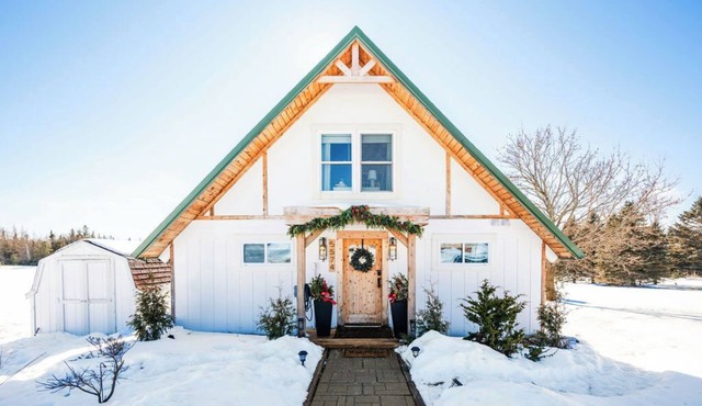 Newly renovated! 5 mins to beach-Hot Tub-Fire Pit-Family & Dog friendly