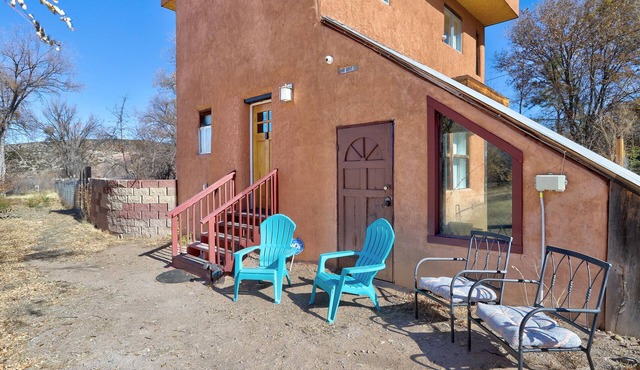 Newly Updated Dixon Wine House. 2 Bedroom 3 Story with room for 8.