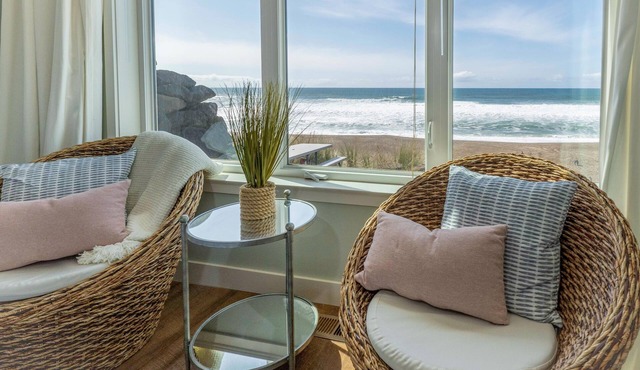 Ocean front, beach access, enjoy sweeping views while soaking in the hot tub! in Gleneden Beach