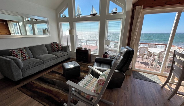 Ocean Front Cabin 10 with Jacuzzi & Breathtaking Views - The Ocean Mariner - Just STEPS TO THE BEACH (Private Beach Owned by White Rock Resort)