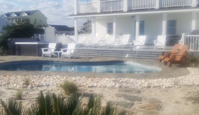 OCEAN FRONT WITH THE BEST OCEAN VIEWS. HEATED POOL & HOT TUB ALL YEAR