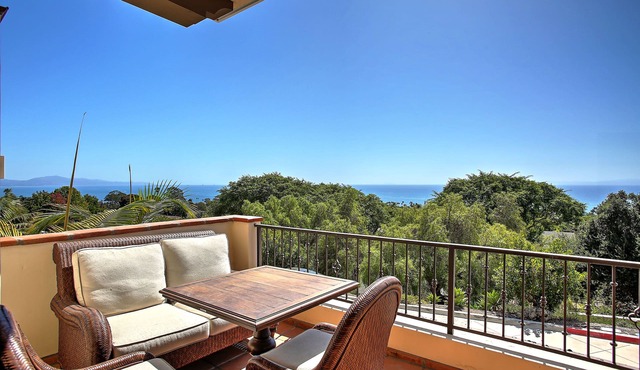 Ocean View Villa - exceptional ocean views, A/C, centrally located to beach & downtown