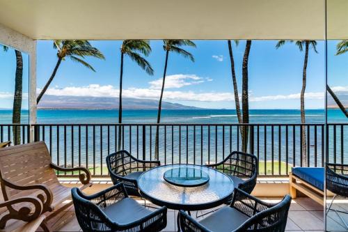 Oceanfront Abode Remodeled in 2021 Sleeps 6 in Wailuku