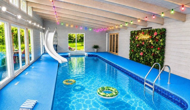 OMG! Indoor Heated Pool, 2 Pickleballs, 2 Game Room, Pond, 8 Bdrms, 7.5 Baths!