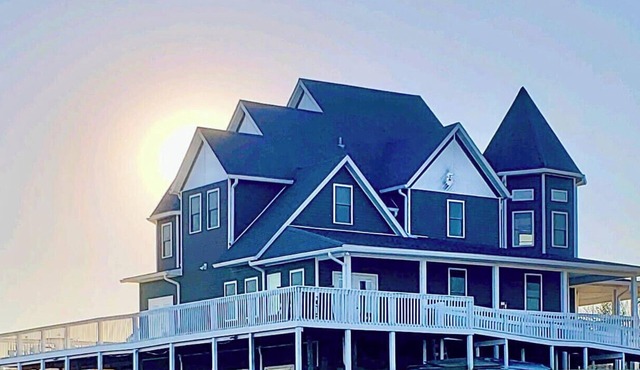 On the Lake & Wine Trail & a Perfect Getaway for 16+ With an ADA Suite!
