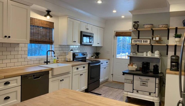 On the Trail-Cedar Sauna & Close to Waterfalls/Trails/Lakes-Spring Getaway Value