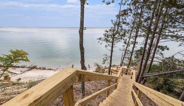 Overlooking Shoreline 2BDR Chalet 18396