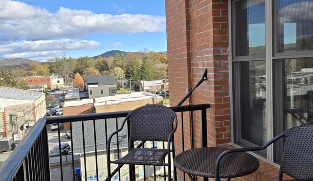 Overlooks downtown Brevard with stunning mountain views!