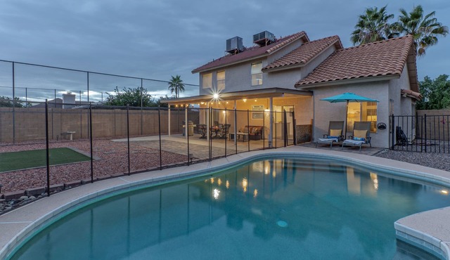 Painted Mt GOLF Course Views, Heated POOL, King Beds & TVs All BRs, 2 Bikes